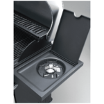 Sirman - Barbeque BBQ X3 - 3 Bruciatori Barbecue BBQ-X3 da Esterno - Alimentazione a Gas - Griglia di Cottura in Acciaio Inox suddivisa in 3 zone con comandi separati, facilmente smontabile per agevolarne la pulizia. Semplice e pratico, perfetto per una gustosa grigliata tra amici, ma anche per Hotel, B&B o piccoli Ristoranti all'aperto. Struttura e piani di appoggio realizzati in Acciaio laccato - Plancia Comandi, Coperchio con maniglione e Portine in Acciaio Inox. Pratico ripiano rialzato per il mantenimento della giusta temperatura, vaschetta di raccolta liquidi di cottura posizionato sotto ai bruciatori. Inclusi Termometro sul coperchio e Fornello laterale con coperchio, integrato nel piano laterale. N° 4 Ruote con Freno Diametro mm 90  Dimensioni Cm 60 (112,5 con Piani Laterali) x 51,5 x 114 h (147 con Coperchio aperto)