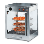 Vetrinetta Calda Sirman VISTA P2 HOT 2 Piani max 70 °C La serie di vetrinette pizza della Sirman sono appositamente studiate per la conservazione e presentazione della pizza nel vostro locale. La struttura è realizzata interamente in acciaio AISI 403 con vetri posti su tutti i 4 lati. La chiusura della porta è leggera grazie a una calamita che ne consente il serraggio. Le vetrinette pizza Sirman sono tutte dotate di cassetto acqua per l'umidificazione dei prodotti evitando che questi si seccano. La temperatura può essere impostata tramite termostato montato sulla parte superiore della vetrina. Tutti i ripiani sono girevoli consentendo una migliore visione della pizza e una omogenea circolazione del calore.