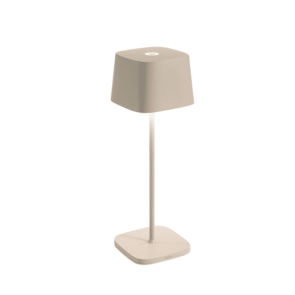 Zafferano - Lampada da Tavolo Ofelia pro sabbia Lampada da tavolo ricaricabile con cavo USB, corpo in alluminio verniciato, diffusore in policarbonato, lampada a LED da 2.2 W dimmerabile da 2700° a 3000° K, disegnata da Federico De Majo per Zafferano. Dimensioni: Base 10x10 cm, Altezza 29 cm, Diffusore 10x10 cm Materiali: Alluminio, Policarbonato