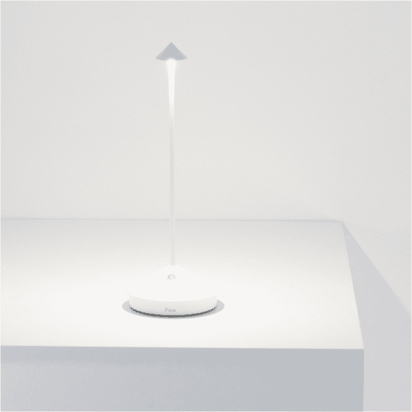 Zafferano - Lampada da Tavolo Pina Pro bianco La lampada da tavolo Pina Pro Led ricaricabile si presenta con un design snello e lineare, caratterizzato da un'eleganza inaudita, sposabile con qualsiasi ambiente interno ed esterno. Realizzata con corpo in pressofusione di alluminio verniciato e diffusore in policarbonato, la lampada Pina Pro Led dispone di una batteria a litio con una durata garantita per più di 13 ore e la luce LED fornisce una chiara ed omogenea luminosità su tutto l'ambiente in cui viene inserita. L'accensione e lo spegnimento sono possibili grazie ad un rapido tocco sulla base, per la dimmerazione invece basta una leggera pressione sul pulsante fino al raggiungimento della luminosità desiderata. Che stai aspettando? Scegli la finitura di colore che più si addice al tuo stile tra le 3 disponibili e lasciati affascinare dall'eleganza e dalla funzionalità della lampada Pina Pro Led! Dimensioni: Altezza 29 cm, Diametro base 10.5 cm, Diametro diffusore 3.4 cm Materiali: Alluminio, Policarbonato