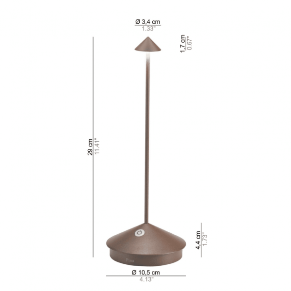 Zafferano - Lampada da Tavolo Pina Pro corten La lampada da tavolo Pina Pro Led ricaricabile si presenta con un design snello e lineare, caratterizzato da un'eleganza inaudita, sposabile con qualsiasi ambiente interno ed esterno. Realizzata con corpo in pressofusione di alluminio verniciato e diffusore in policarbonato, la lampada Pina Pro Led dispone di una batteria a litio con una durata garantita per più di 13 ore e la luce LED fornisce una chiara ed omogenea luminosità su tutto l'ambiente in cui viene inserita. L'accensione e lo spegnimento sono possibili grazie ad un rapido tocco sulla base, per la dimmerazione invece basta una leggera pressione sul pulsante fino al raggiungimento della luminosità desiderata. Che stai aspettando? Scegli la finitura di colore che più si addice al tuo stile tra le 3 disponibili e lasciati affascinare dall'eleganza e dalla funzionalità della lampada Pina Pro Led! Dimensioni: Altezza 29 cm, Diametro base 10.5 cm, Diametro diffusore 3.4 cm Materiali: Alluminio, Policarbonato