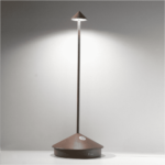 Zafferano - Lampada da Tavolo Pina Pro corten La lampada da tavolo Pina Pro Led ricaricabile si presenta con un design snello e lineare, caratterizzato da un'eleganza inaudita, sposabile con qualsiasi ambiente interno ed esterno. Realizzata con corpo in pressofusione di alluminio verniciato e diffusore in policarbonato, la lampada Pina Pro Led dispone di una batteria a litio con una durata garantita per più di 13 ore e la luce LED fornisce una chiara ed omogenea luminosità su tutto l'ambiente in cui viene inserita. L'accensione e lo spegnimento sono possibili grazie ad un rapido tocco sulla base, per la dimmerazione invece basta una leggera pressione sul pulsante fino al raggiungimento della luminosità desiderata. Che stai aspettando? Scegli la finitura di colore che più si addice al tuo stile tra le 3 disponibili e lasciati affascinare dall'eleganza e dalla funzionalità della lampada Pina Pro Led! Dimensioni: Altezza 29 cm, Diametro base 10.5 cm, Diametro diffusore 3.4 cm Materiali: Alluminio, Policarbonato