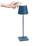 Zafferano - Lampada da Tavolo Poldina Pro blu avio Per molti la luce è sinonimo di poesia ed emozione: perché non portarla sempre con te in ogni ambiente o situazione? Una lampada portatile ti offre la possibilità di illuminare ogni angolo della casa e del giardino, diventando il tuo "lume della ragione". Poldina non ha bisogno di presentazioni, è la lampada simbolo del brand Zafferano e non a caso è venduta in tutto il mondo. Poldina affascina a primo impatto sia per il design, alla portata di tutti, sia per la funzionalità che offre: la lampada si accende e si spegne tramite un pulsante touch posto sulla sommità del diffusore; con lo stesso pulsante è possibile regolare la temperatura di colore della luce (2700 o 3000K) e l'intensità del flusso luminoso; possiede inoltre la funzione di memoria di dimmerazione (ad ogni accensione, l'intensità luminosa corrisponderà a quella precedentemente impostata). E' perfetta per illuminare sia ambienti interni che esterni: il grado di protezione IP65 la rende adatta sia all'uso interno che esterno. Poldina ti farà compagnia per parecchio tempo: la durata della batteria è garantita per più di 12 ore, mentre per ricaricarla basta semplicemente usare il suo cavetto Usb in dotazione! Che stai aspettando? Scegli l'icona delle lampade da tavolo, scegli la lampada Poldina! Dimensioni: Base 11x11 cm, Altezza 38 cm, Diametro diffusore 11 cm Materiali: Alluminio, Policarbonato