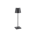 Zafferano - Lampada da Tavolo Poldina Pro grigio scuro Per molti la luce è sinonimo di poesia ed emozione: perché non portarla sempre con te in ogni ambiente o situazione? Una lampada portatile ti offre la possibilità di illuminare ogni angolo della casa e del giardino, diventando il tuo "lume della ragione". Poldina non ha bisogno di presentazioni, è la lampada simbolo del brand Zafferano e non a caso è venduta in tutto il mondo. Poldina affascina a primo impatto sia per il design, alla portata di tutti, sia per la funzionalità che offre: la lampada si accende e si spegne tramite un pulsante touch posto sulla sommità del diffusore; con lo stesso pulsante è possibile regolare la temperatura di colore della luce (2700 o 3000K) e l'intensità del flusso luminoso; possiede inoltre la funzione di memoria di dimmerazione (ad ogni accensione, l'intensità luminosa corrisponderà a quella precedentemente impostata). E' perfetta per illuminare sia ambienti interni che esterni: il grado di protezione IP65 la rende adatta sia all'uso interno che esterno. Poldina ti farà compagnia per parecchio tempo: la durata della batteria è garantita per più di 12 ore, mentre per ricaricarla basta semplicemente usare il suo cavetto Usb in dotazione! Che stai aspettando? Scegli l'icona delle lampade da tavolo, scegli la lampada Poldina!