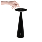 Zafferano - Lampada da Tavolo da tavolo Dama Pro nero La lampada da tavolo Dama Pro Led ricaricabile si presenta con un design estremamente compatto ed elegante: un sasso che risplende la luce mentre una piccola luna emana un chiarore flebile ma vivo. Realizzata in pressofusione di alluminio verniciato, la lampada Dama è ideale per ogni tipo di spazio e situazione, sia outdoor che indoor. Leggera e maneggevole, Dama è ottima per tutte le occasioni, per un arredo elegante o informale, per contesti contract di alberghi o ristoranti, specie all'aperto. Con la possibilità di regolare l'intensità luminosa e il colore della luce, la portabilità in ogni luogo senza fastidiosi fili e la capacità di creare magiche atmosfere, rendono Dama una lampada davvero completa e versatile! Dimensioni: Diametro base 8 cm, Diametro diffusore 12.5 cm, Altezza 29 cm Materiali: Alluminio